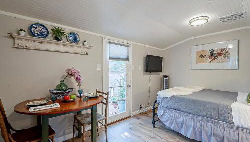 Cute Peaceful Tiny House Getaway w Backyard - Foto 5