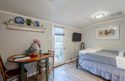 Cute Peaceful Tiny House Getaway w Backyard - Foto 5