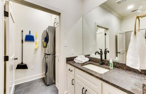 Charming Louisiana Getaway with Furnished Balcony! - Foto 17