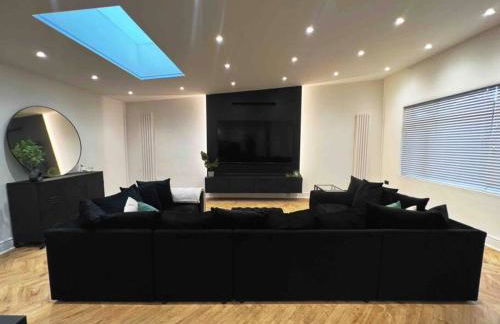 The Baglan Bungalow M4 Access in 1 min - Photo 1