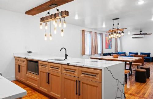 Modern Mountain Escape Sleeps Large Groups - Foto 14