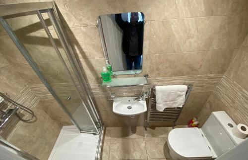 3- Bedroom House -Private Parking - contractors welcome- 2 Min M62 - Foto 18