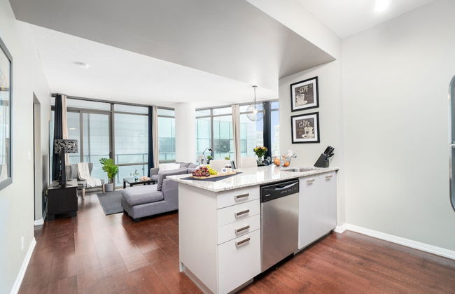 QuickStay - Luxurious 2-Bedroom Condo, Downtown Core - Photo 10