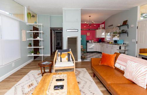 Mid-Century Modern Themed Home with Outdoor Hot Tub - Foto 65