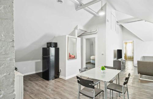 Downtown Detroit 2BR | King, WiFi, Parking - Foto 1