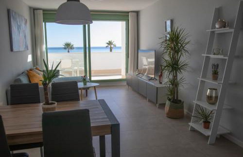 Precioso apartamento frente a la playa con piscina - Foto 8