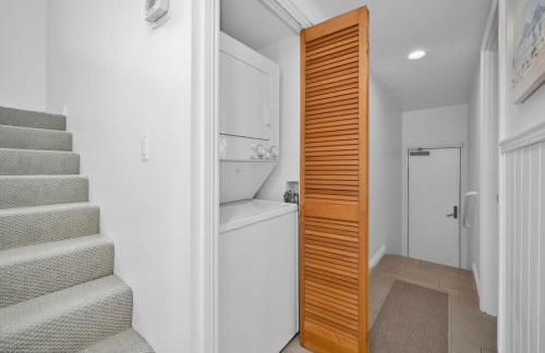 4 bedroom Home in Quiet Neighborhood near Beach - Photo 38