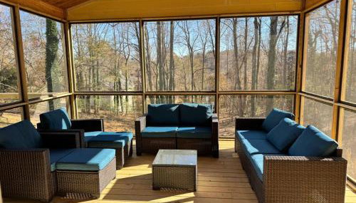 Lake Lanier 3BR Cozy Retreat with Screened Porch, Deck and Dock - Photo 2