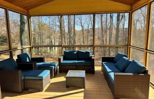 Lake Lanier 3BR Cozy Retreat with Screened Porch, Deck and Dock - Foto 2