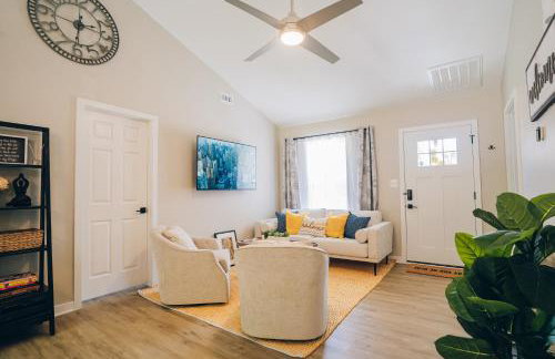 City Retreat - 4 Bedroom Oasis with King & Private Yard near Downtown - Foto 9