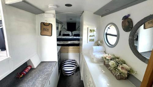 BrightOwl Waterside Narrowboat Cottage Experience - Foto 2, wardrobe