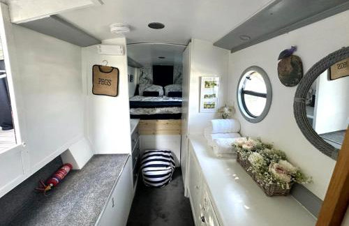 BrightOwl Waterside Narrowboat Cottage Experience - Foto 2