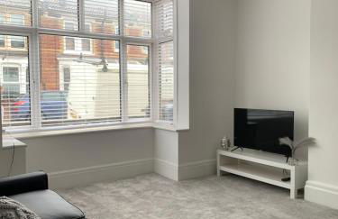 Iris Home in Southsea FREE street parking and pets welcome - Photo 7