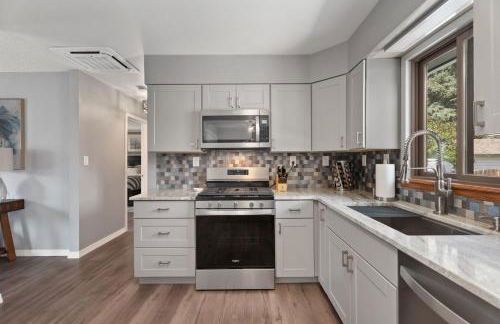 Spirit of the Rockies - Private Backyard & Hot Tub - Foto 26