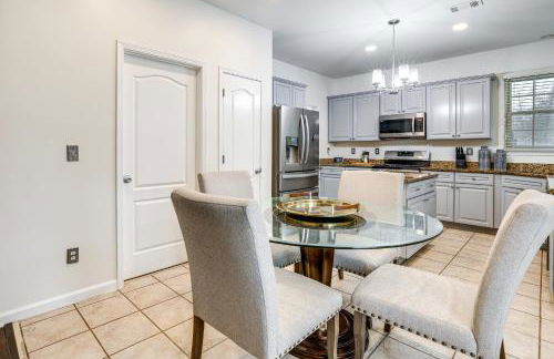 Modern Stone Mountain Home with Spacious Deck, Grill - Foto 10