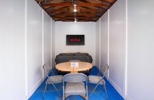 Big gated yard, Work play room, King bed - Foto 33