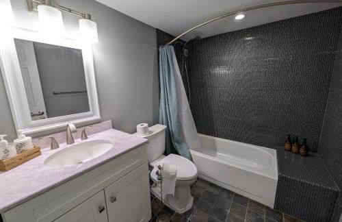 Modern Luxe Family & Groups Friendly Bungalow with Patio & Workspace - Foto 16