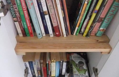 THE HIDEAWAY - LUXURY SELF CATERING COASTAL APARTMENT with PRIVATE ENTRANCE & KEY BOX ENTRY JUST A FEW MINUTES WALK TO THE BEACH, SOLENT WAY WALK, SHOPS and many EATERIES & BARS - FREE OFF ROAD PARKING,FULL KITCHEN, LOUNGE,BEDROOM , BATHROOM & WI-FI - Foto 78