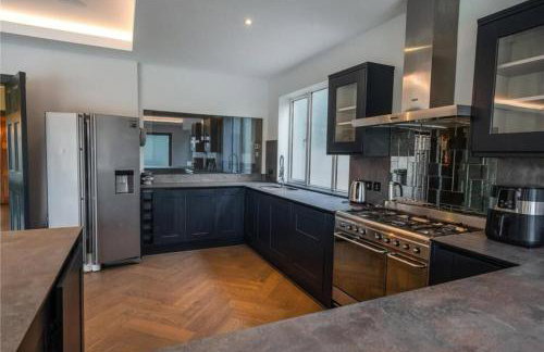 Humberston Avenue Large 4bed - Contractors Welcome & Big Living Area - Photo 17