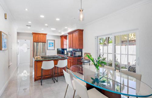 The White Flamingo - Tropical Pool Escape with Guest Cabana - Foto 8