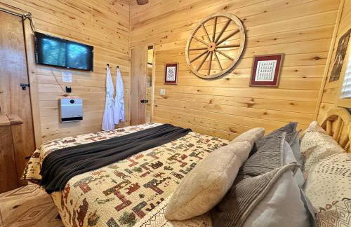 Western theme! Amazing Spa, Fireplace and Deck! - Foto 27