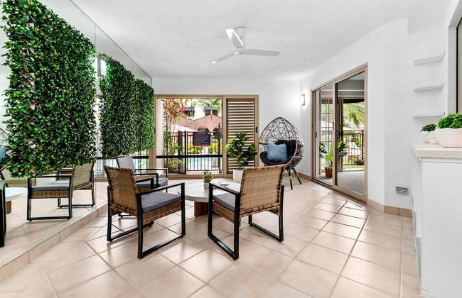 Reef Apartment Cairns - 4 Pools Resort BBQ - Photo 4