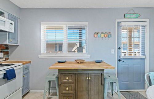 2BR Retreat with Pool, Near Beach and The Hangout - Photo 8