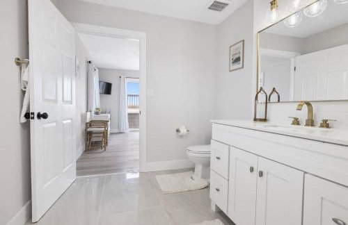 Elegant Updated Oceanfront Home with Pool & Hot Tub - Photo 54