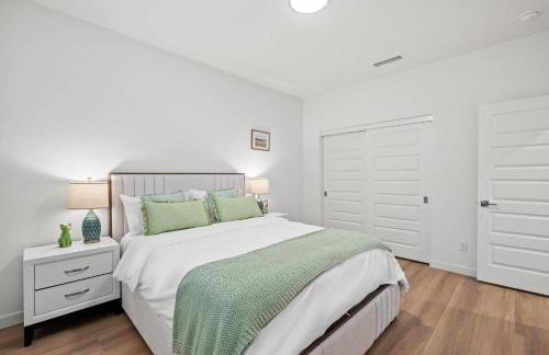 Spacious 5BR Getaway w Game Room & Modern Comfort - Photo 59