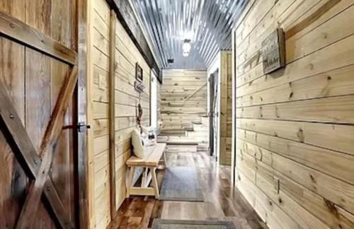 Rustic Barn Retreat w Hot Tub Game Room & FirePit - Foto 7