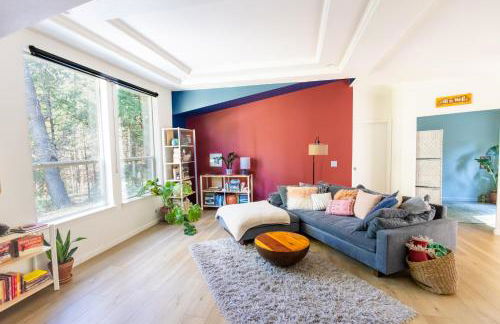 Saltwater Hot Tub, Forest Retreat, Minutes to Town - Foto 1