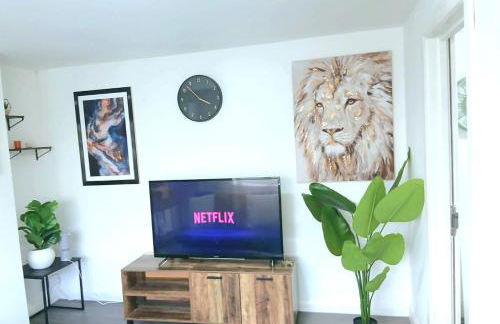 1 BR Corby Town Centre Contractors & Family Friendly - Photo 7