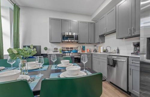 Apt+ 2 Queens+Bunkbed+Free Parking 55"TV - Photo 10