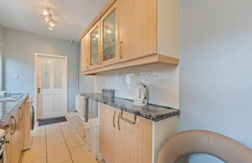 Modern 2 bed home - sleeps 5 - free parkng - Photo 2