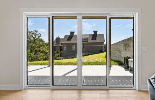 NEW Spacious Clarkson Getaway w Games & Yard - Foto 48