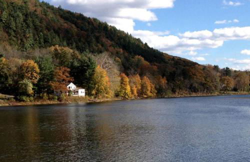 Riverfront Cabin with Beautiful Views of Housatonic River in Great Barrington, Massachusetts - Foto 44