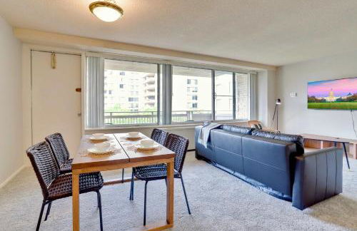 Stylish Apt Near Metro w Gym - Close to DC - Photo 9