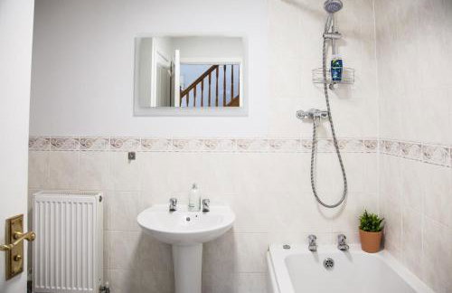 Stylish quaint home hosted by ESONGRACE Stays in Stoke-on-Trent - Perfect for Families - Contractors - Holiday makers - Emergency Housing - Professionals - Foto 10