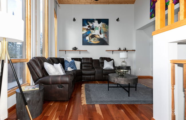 Dream 4-Br 4-Ba Chalet | Private Hot Tub | 2 min to Jasper National Park Gates - Photo 13