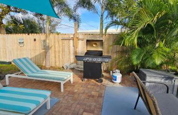 Prime Location Gateway with Pool & Patios, Near Beaches, Groceries and Restaurants - Photo 12