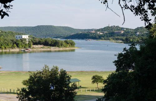 Remodeled Historic Lakefront Gem Overlooking Lake Travis and Jones Brothers Park *Great for Families and Groups* - Foto 34