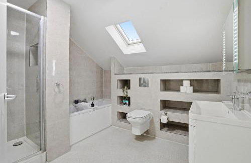 Spacious Ensuite Home near M6 with Driveway Parking - Foto 18