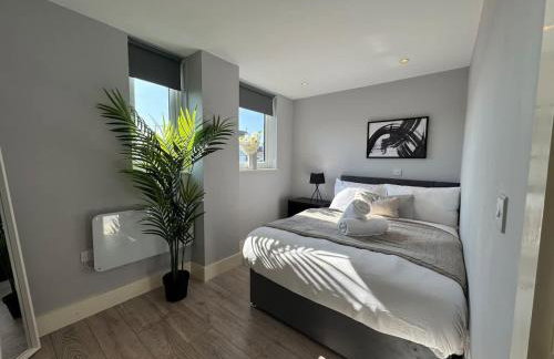 2BDR Flat By Charles Richardson ltd Short Term Lets Couldson Perfect For Insurance Stays - Foto 17