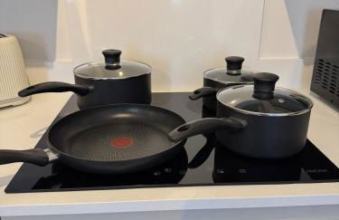 Brand-new flat, King Bed, Sofa Bed with full kitchen, Wi-Fi, self check-in Central location near everything - Foto 32