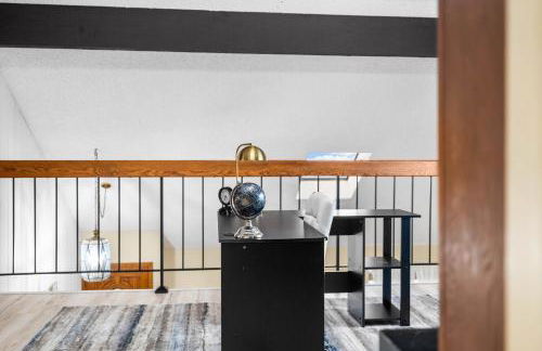 Mira Mesa Family Retreat 4BR with Balcony and Firepit - Photo 20