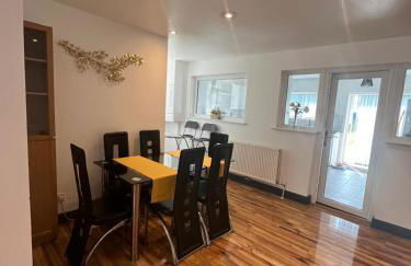 Shortlet Express, Beautiful 3 bedroom House in Rainham - Foto 2