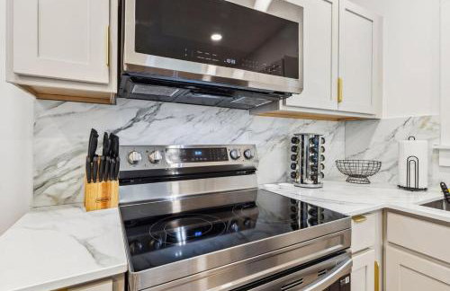 Luxury Olivewood Oasis - 13 mins to Cleveland - Foto 17