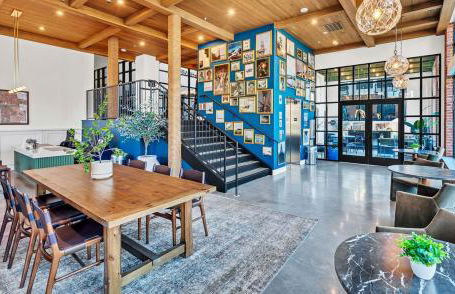 Two Story Penthouse, 2 Bedrooms with 2 and a half bathrooms, 2 Balconies, Skyline View, Pool - Foto 29