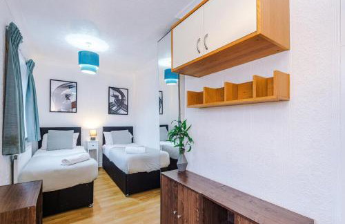 4 Bed House - Sleeps 8 - Free Parking - Manchester - Foto 39