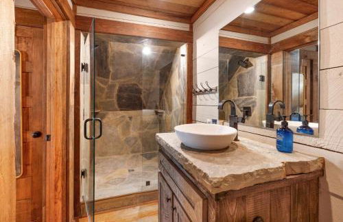 Copperline Lodge - Luxury Creekside Retreat - Creekside Views, Hot Tub, Game Room, Outdoor Fireplaces, Chef Kitchen, Fire Pit - - Foto 60